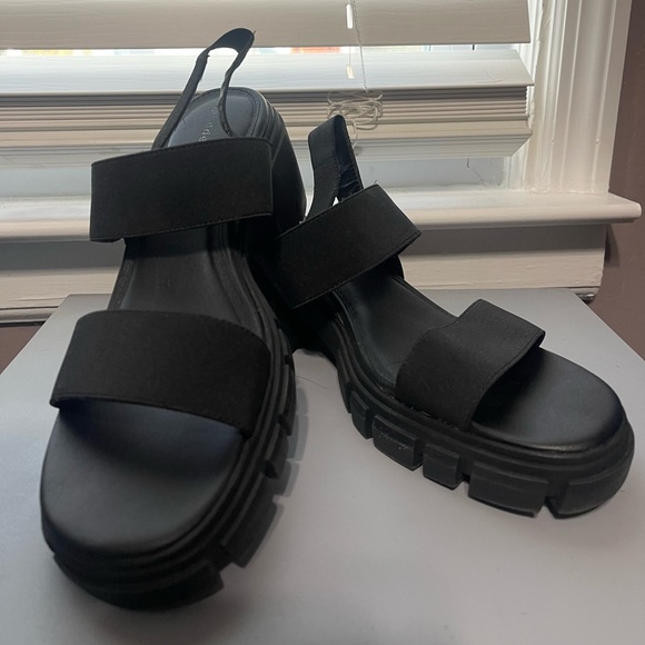 Madden Girl Women's Black Chunky Heel Sandals 10 - Picture 3 of 6